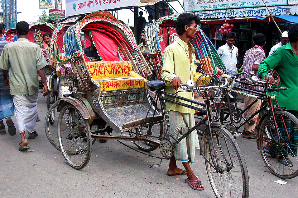 bangladesh/dhaka_yellow_red_rickshaw