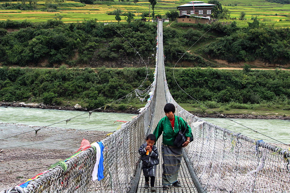 bhutan/punakha_bridge_mom_son