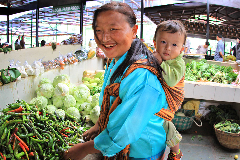 bhutan/thimphu_market_woman_baby