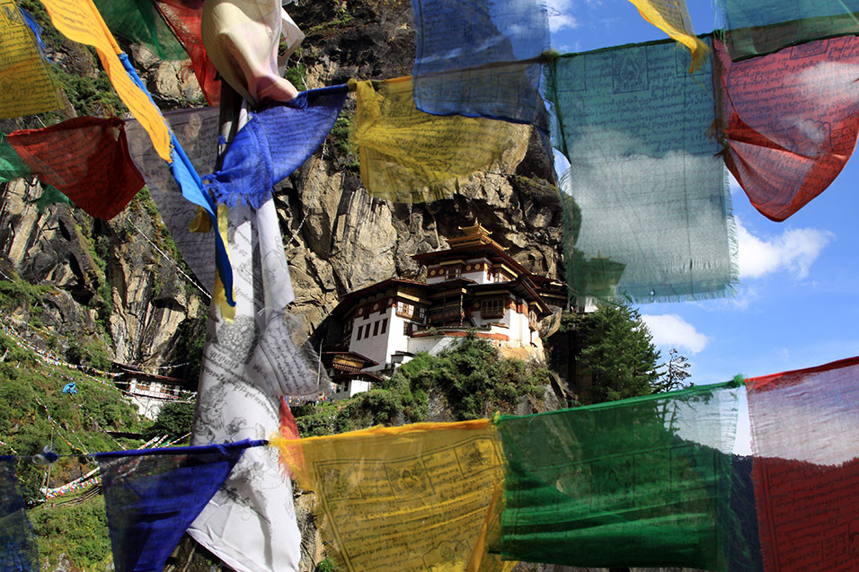 bhutan/tigers_nest_wind_horse_flags