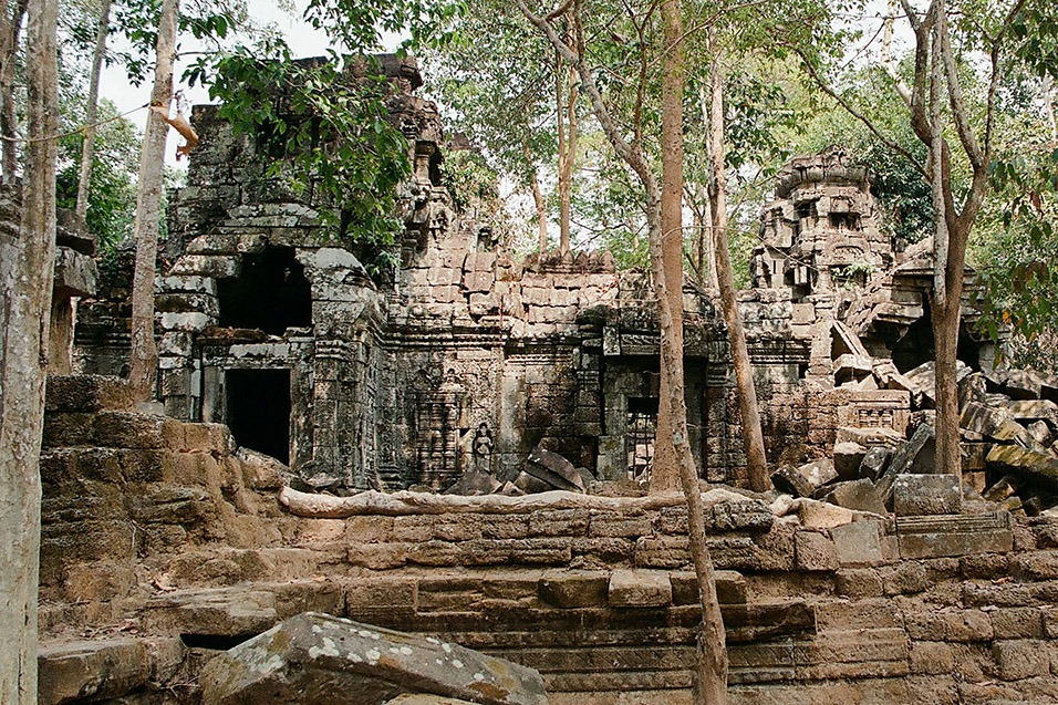 cambodia/angkor_crumbling_brick_temple_trees