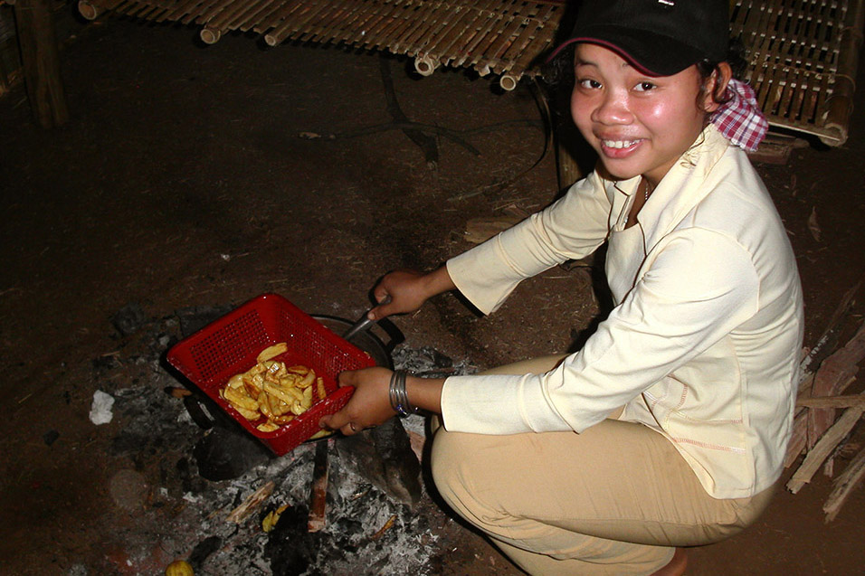 cambodia/elephant_trek_cooking_chips