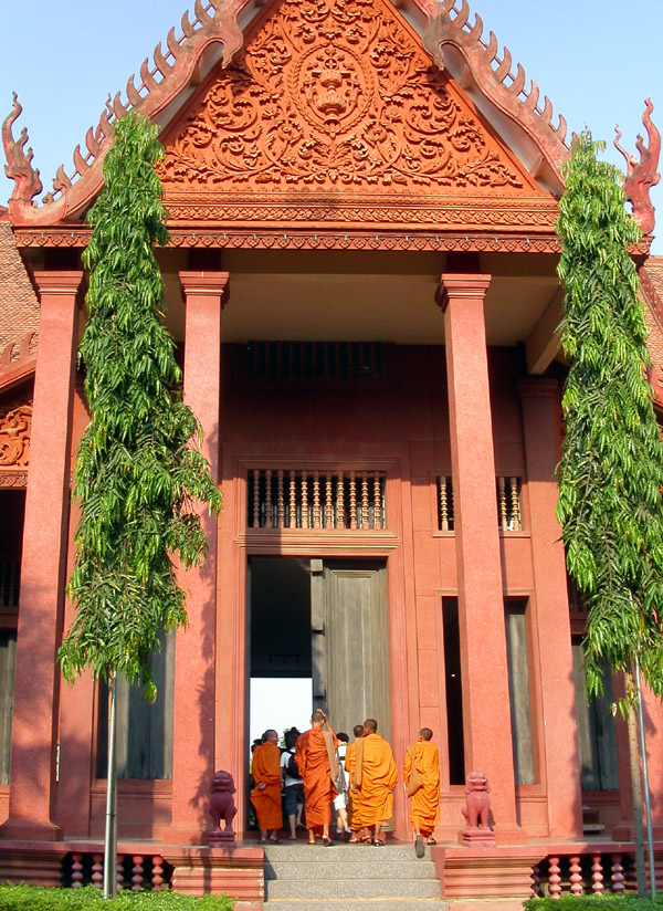 cambodia/phnom_penh_museum_monks