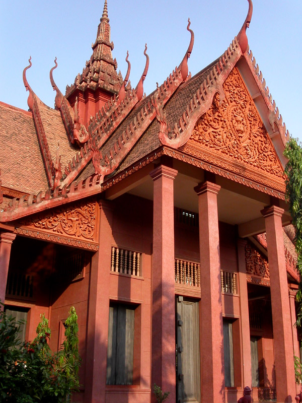 cambodia/phnom_penh_museum_vert