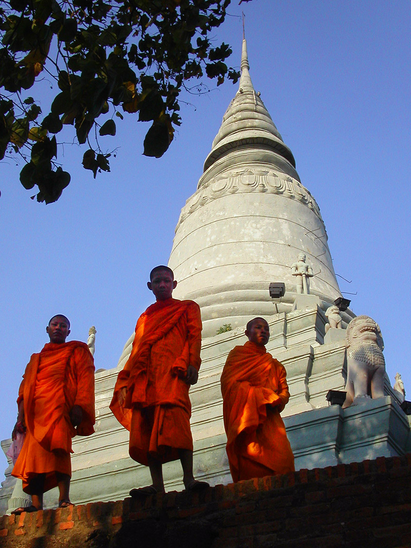 cambodia/phnom_penh_stupa_monks
