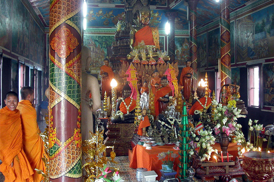 cambodia/phnom_penh_temple_monk