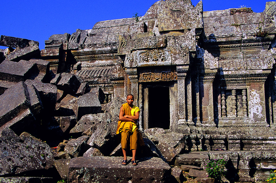 cambodia/vihear_monk_door