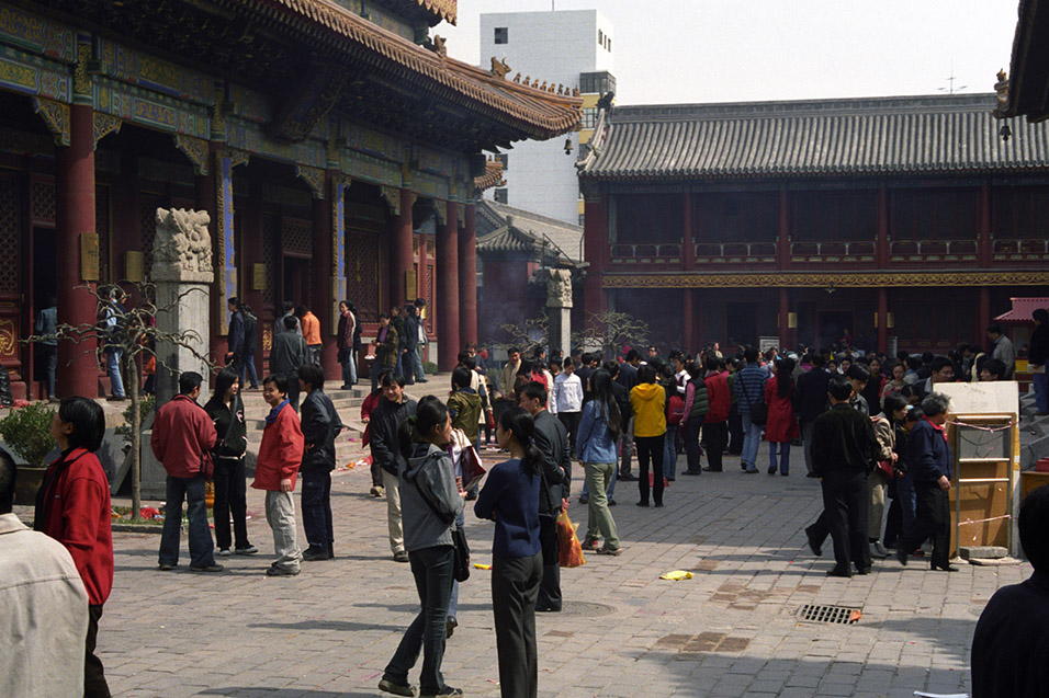china/2001/lama_temple_crowd