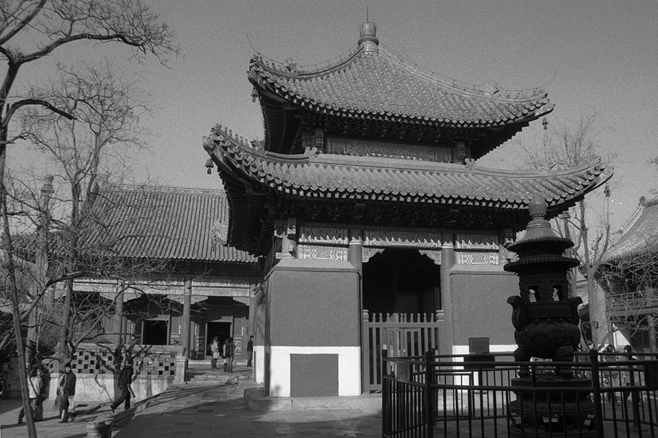 china/2004/beijing_lama_temple_pavilion_bw