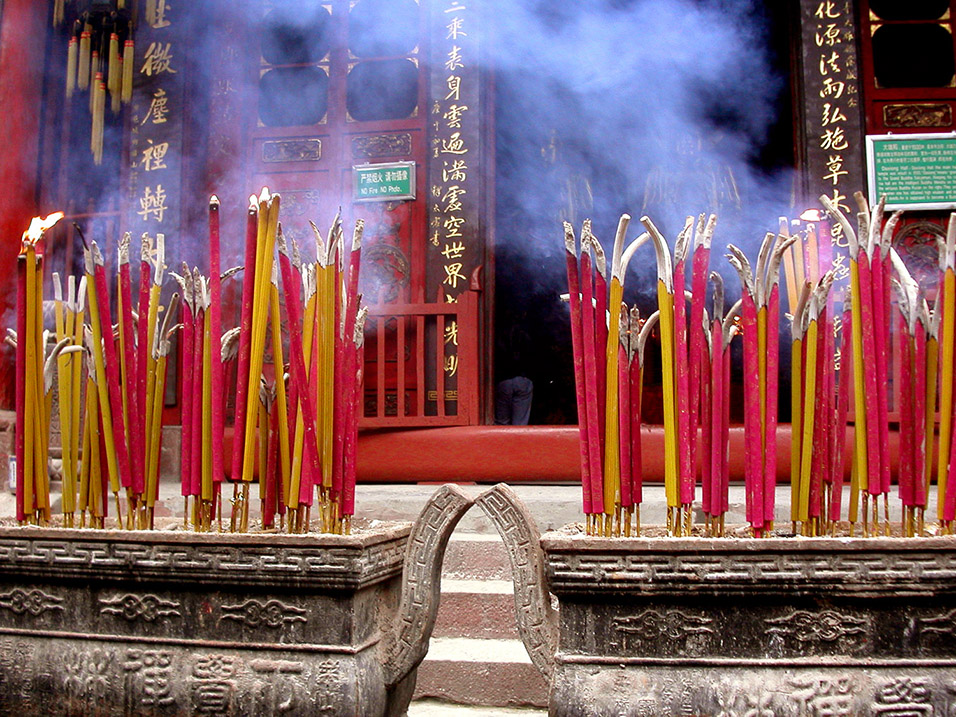 china/2004/leshan_incense