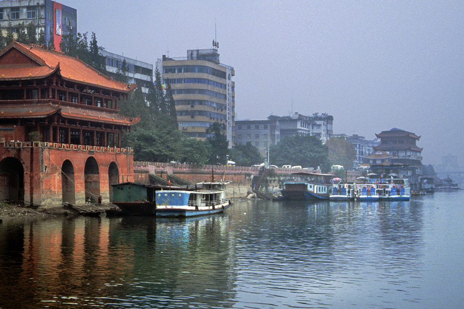china/2004/leshan_river_harbor
