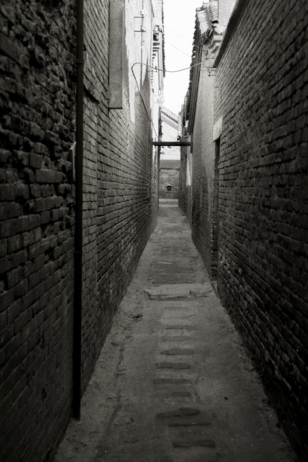 china/2004/pingyao_bw_ancient_alley