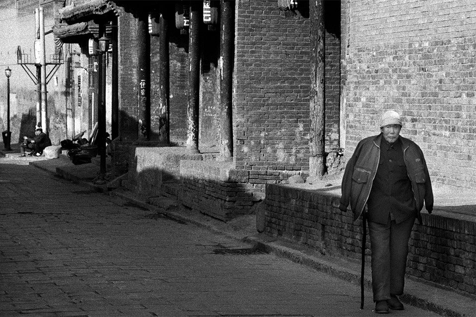 china/2004/pingyao_bw_man_walking