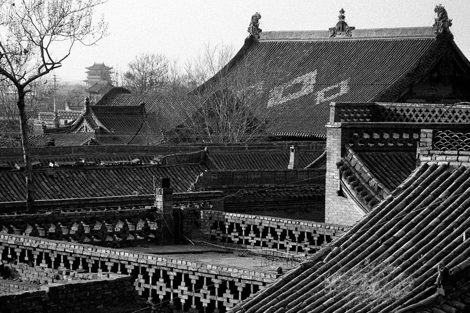 china/2004/pingyao_bw_roof_tops