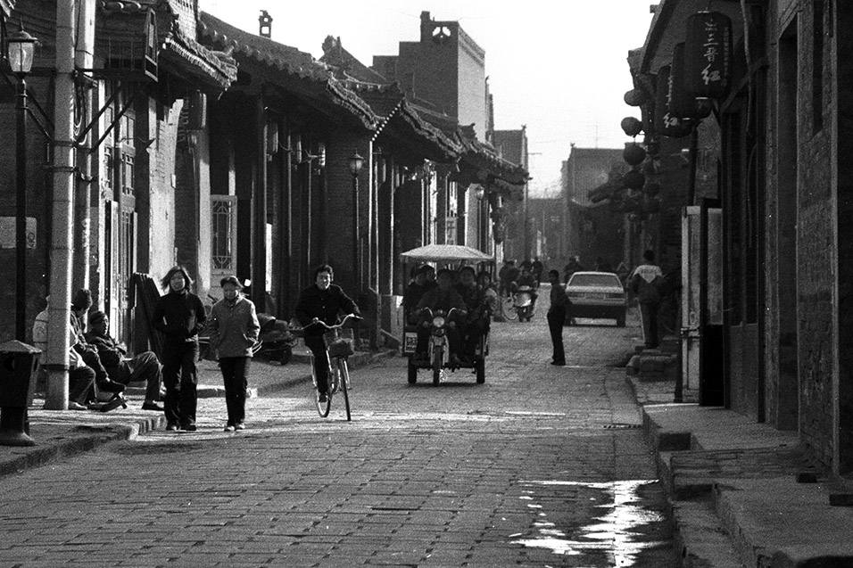 china/2004/pingyao_bw_side_street