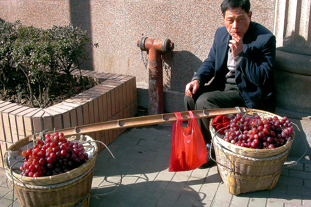 china/2004/shanghai_man_grapes