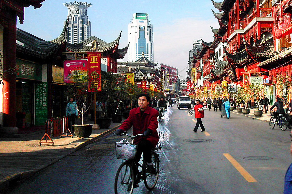 china/2004/shanghai_yu_yuan_street_bike