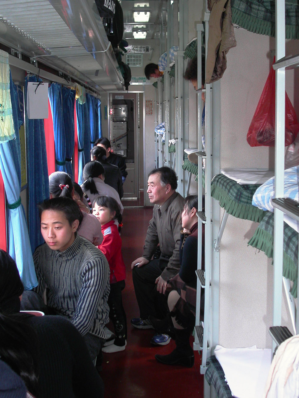 china/2004/train_hardsleeper_to_kunming