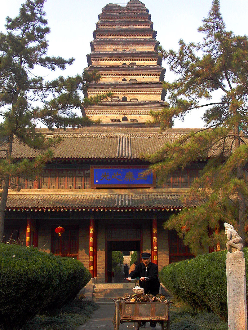 china/2004/xian_small_wild_goose_pagoda_straight