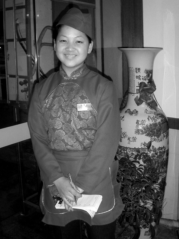 china/2004/xian_waitress