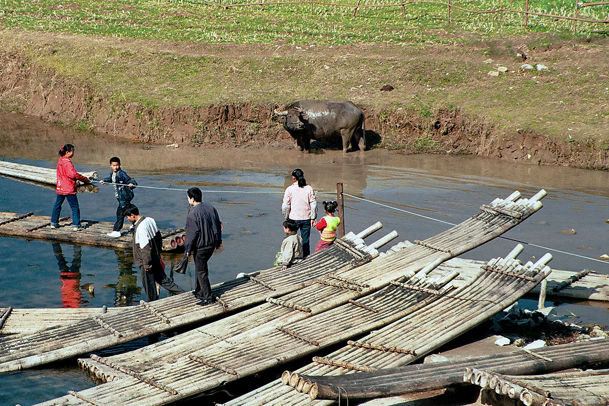 china/2004/yangshuo_bamboo_rafts