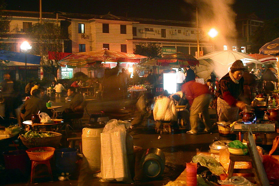 china/2004/yangshuo_market_night