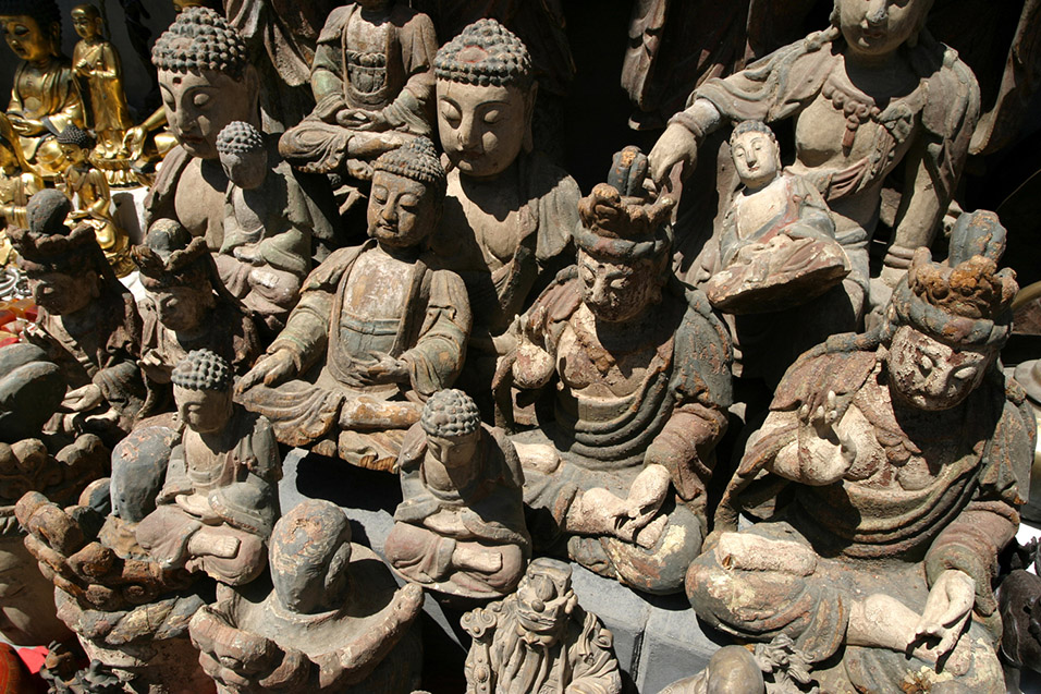 china/2006/beijing_antique_market_buddhas