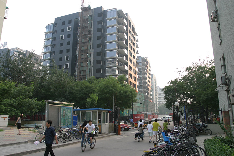 china/2006/beijing_dongzhimen_apartment_enterance