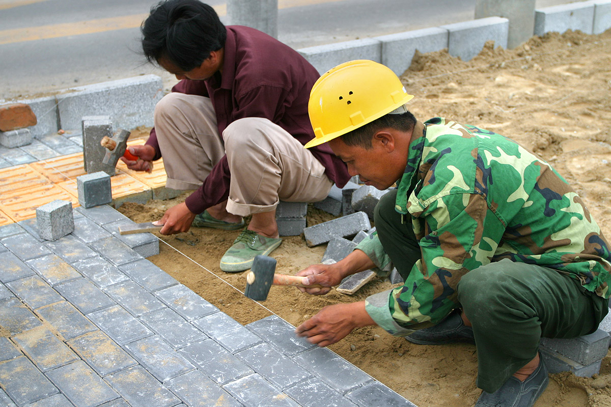 china/2006/beijing_laying_brick_sidewalk