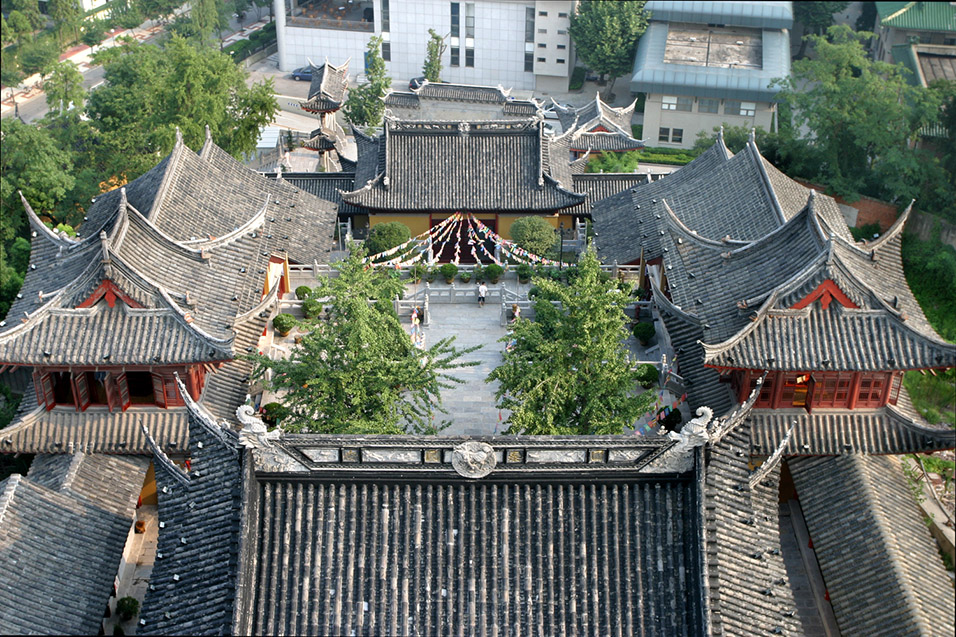 china/2006/nanjing_temple_courtyard