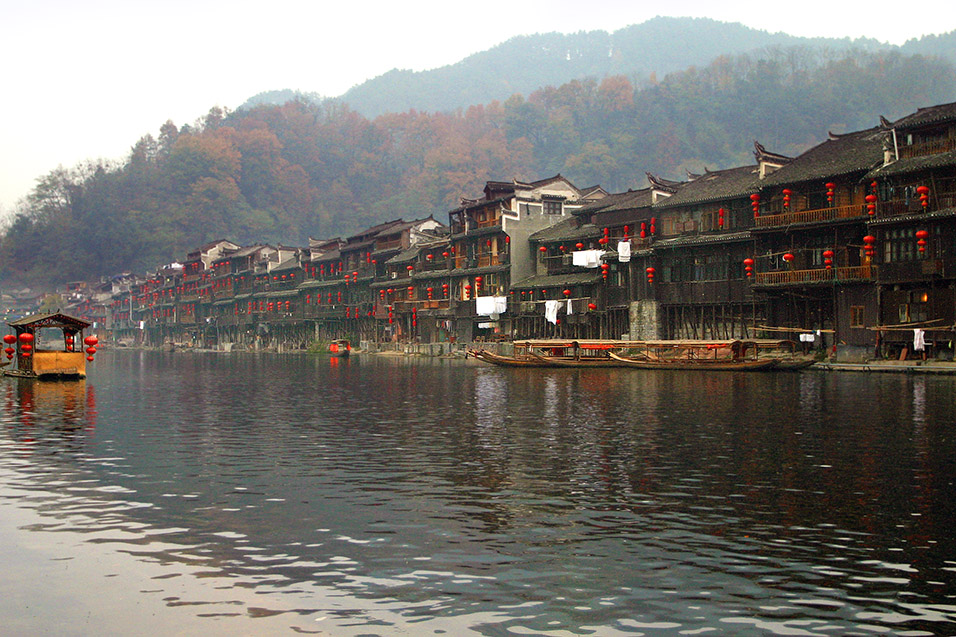 china/2007/fenghuang_full_river_view