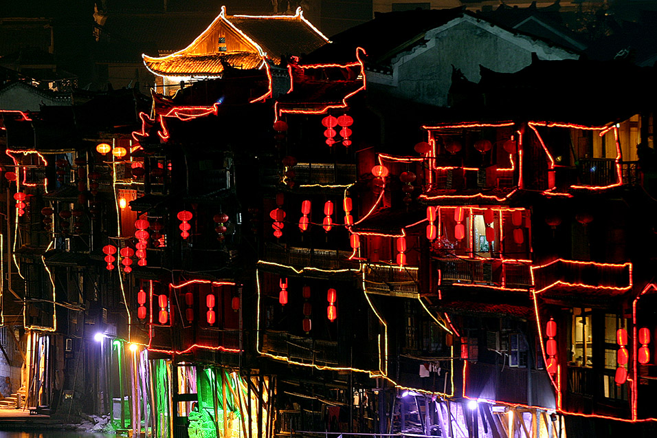 china/2007/fenghuang_neon_night