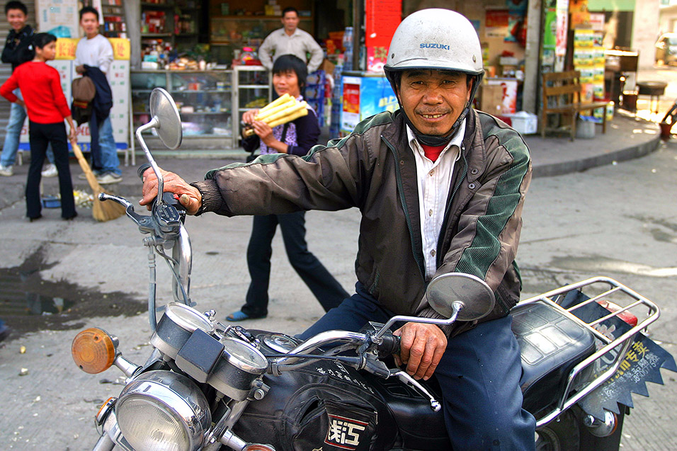 china/2007/hakka_motorcycle_guy