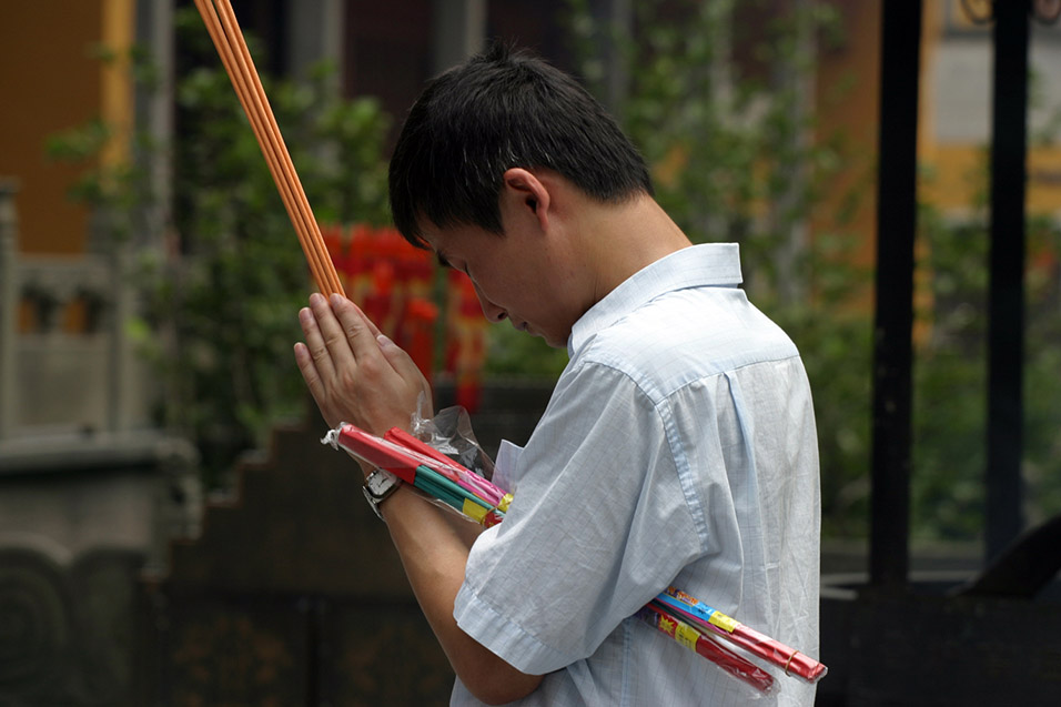china/2007/hangzhou_praying