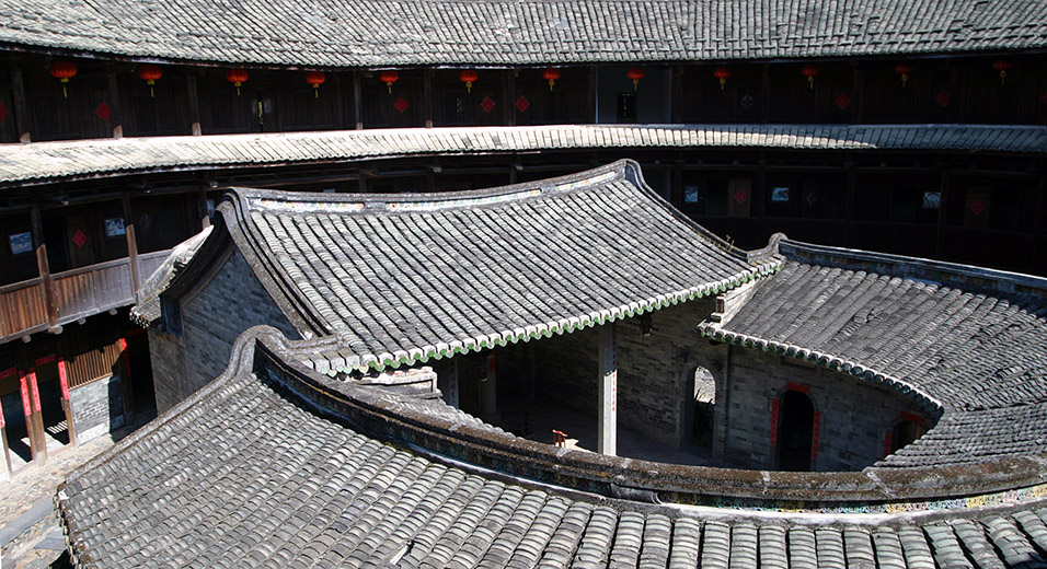 china/2007/tulou_restored_inside