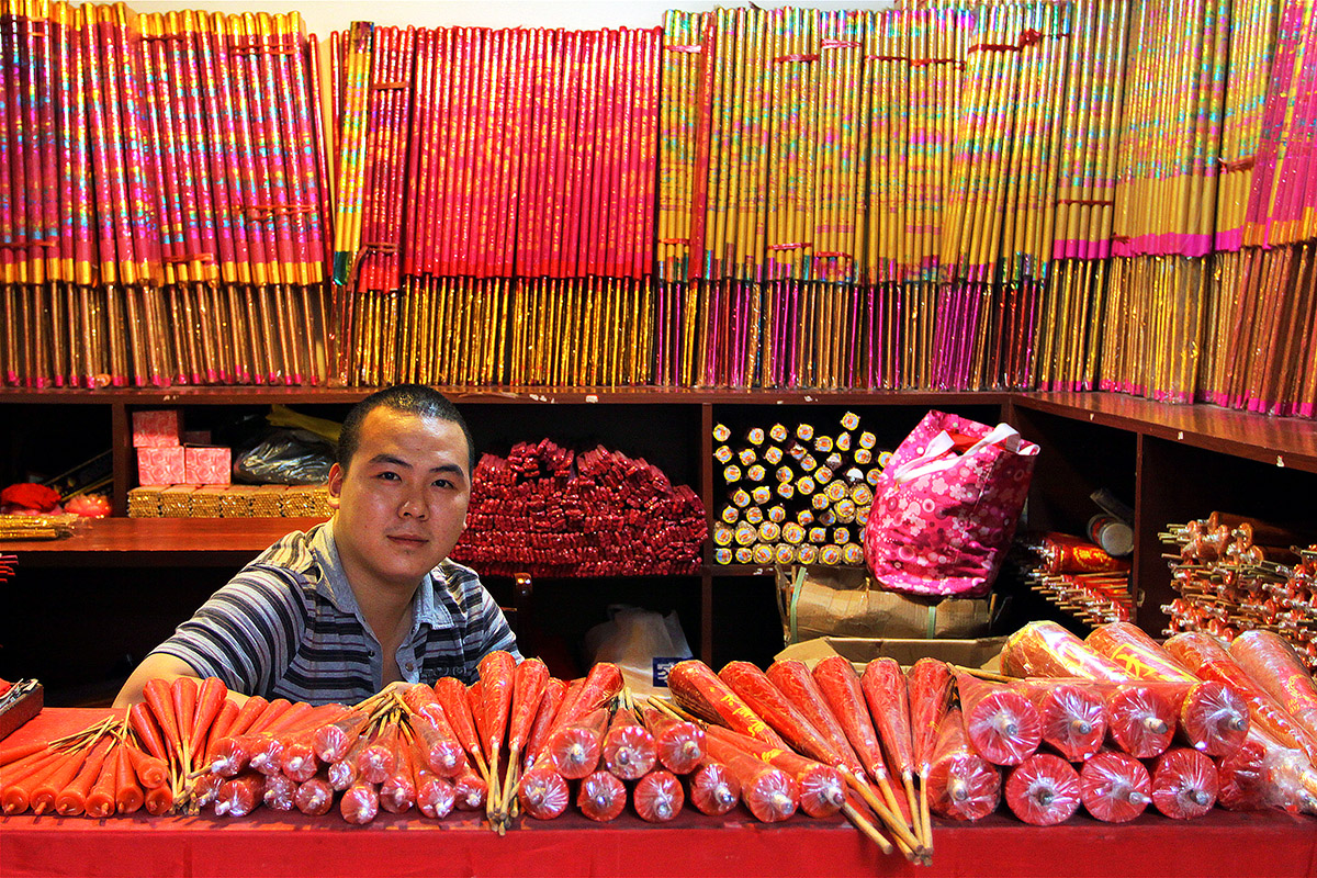 china/2010/chongqing_incense_guy