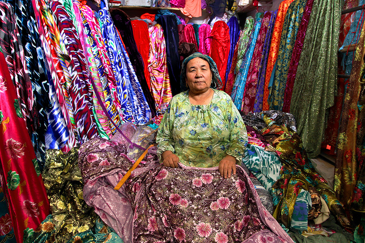 china/2010/kashgar_fabric_woman