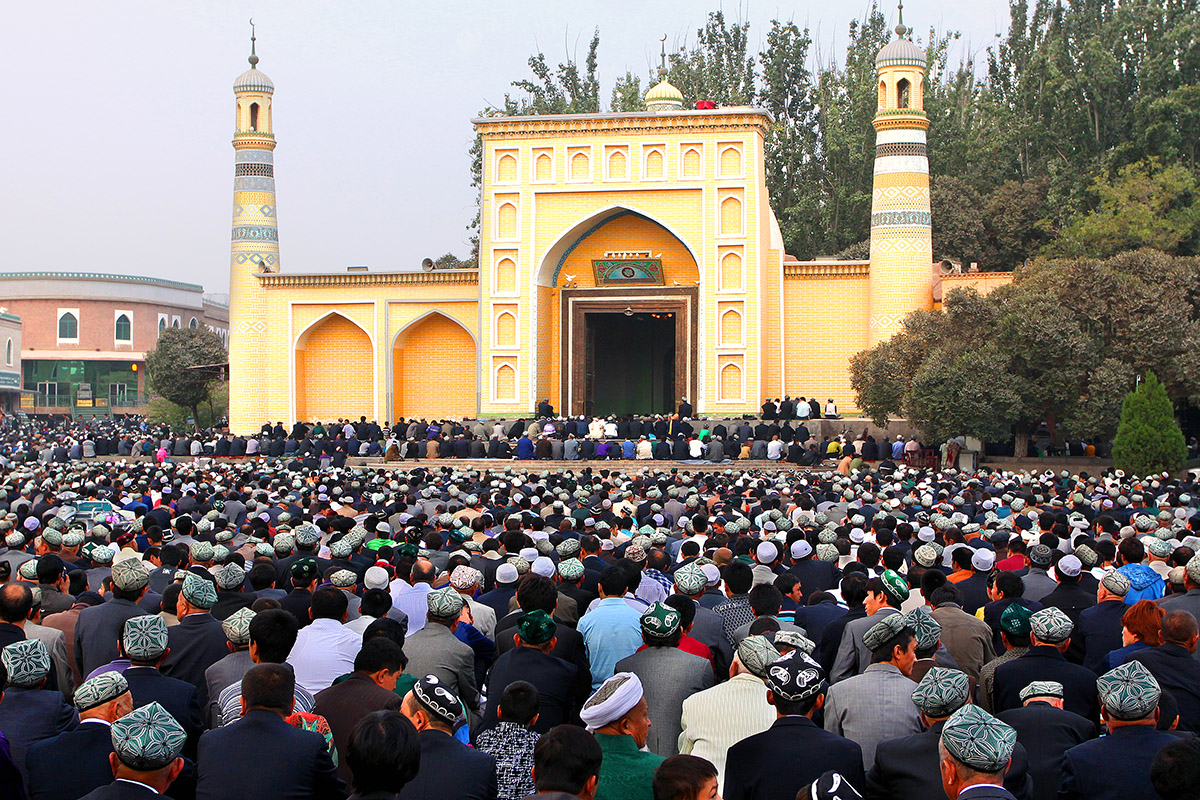 china/2010/kashgar_id_kah_mosque_praying