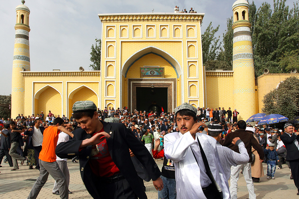 china/2010/kashgar_mosque_dancing