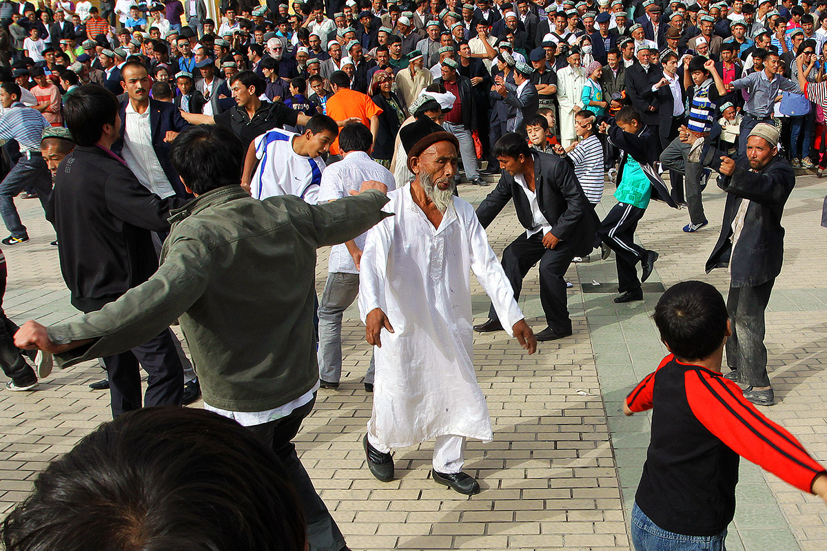 china/2010/kashgar_mosque_dancing2