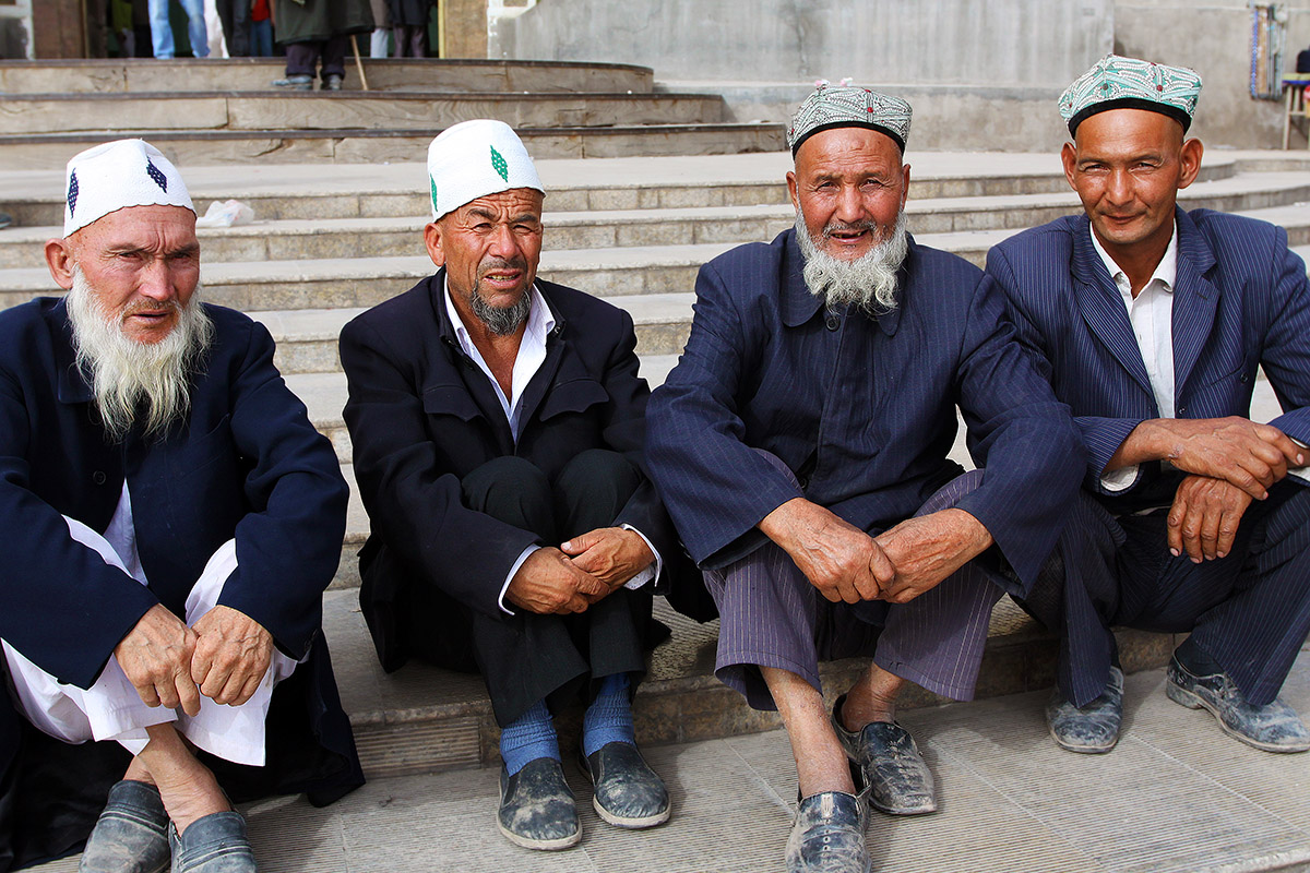china/2010/kashgar_mosque_men