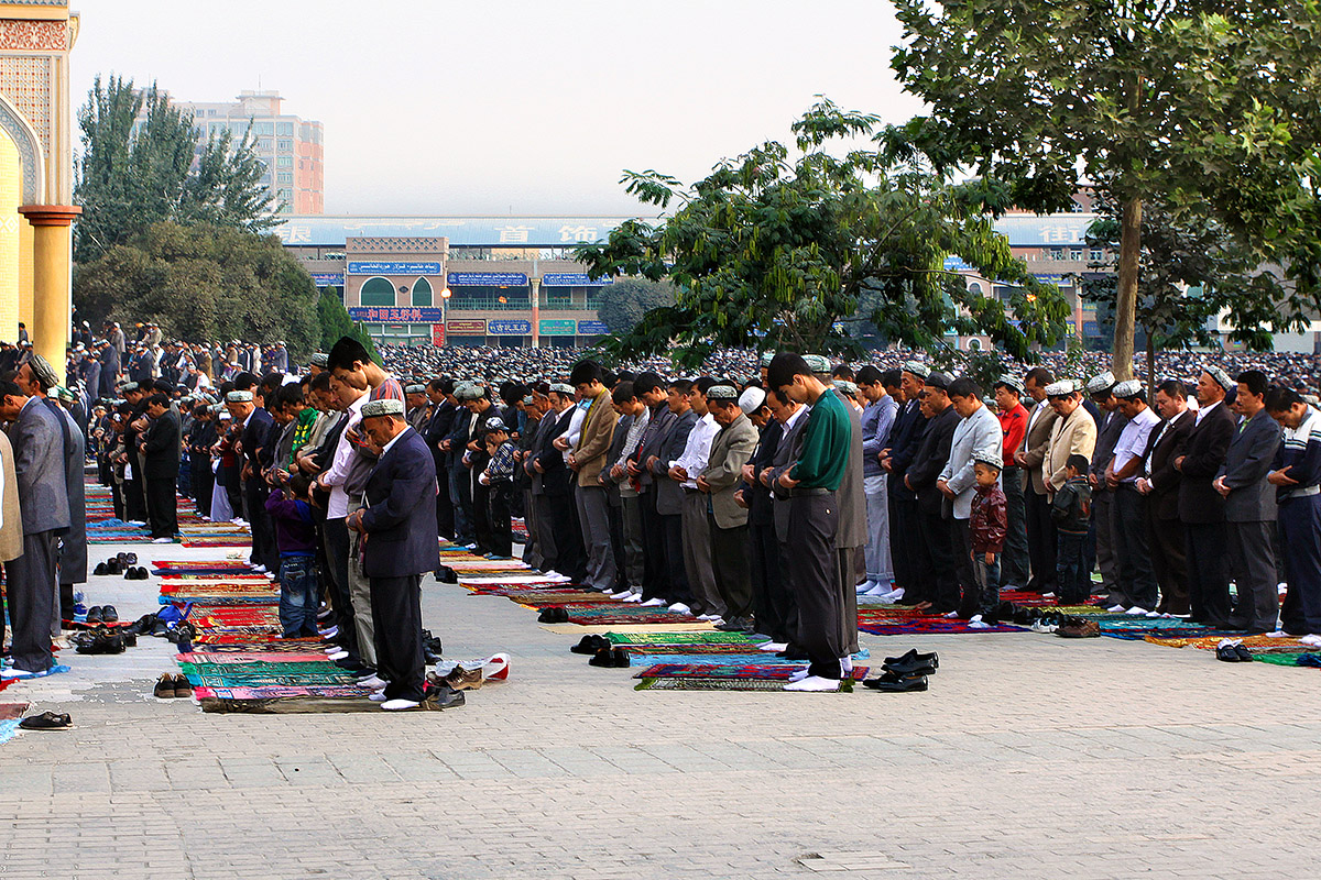 china/2010/kashgar_ramadan_end_praying