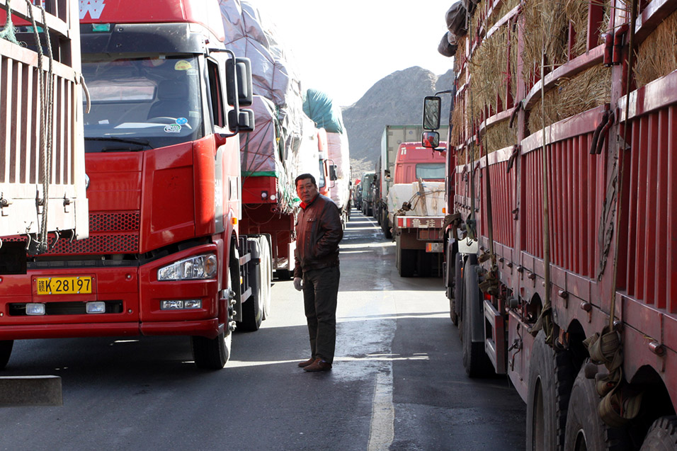 china/2010/turpan_to_dunhuang_traffic_jam