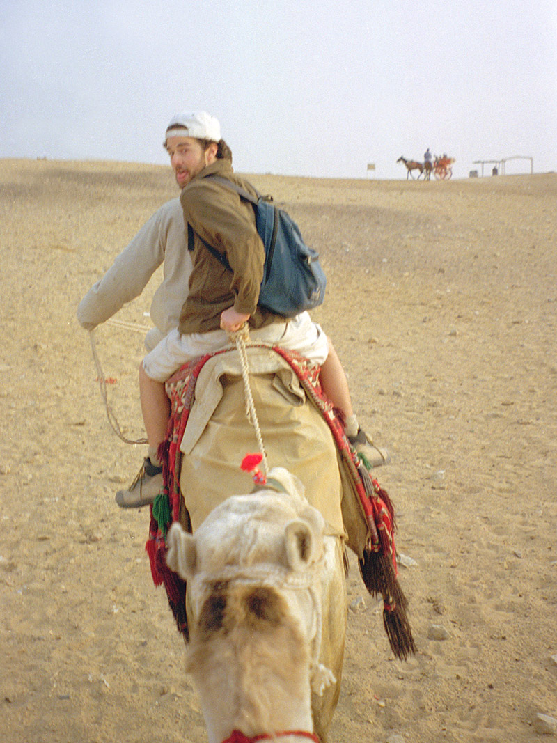 egypt/1998/pyramids_brian_on_camel_sligtly_blurry