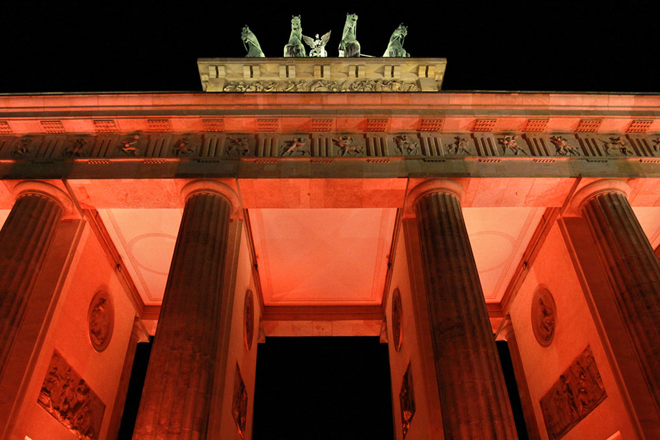 germany/2011/berlin_brandenburg_gate_red