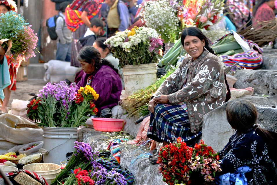 guatemala/chichi_selling_flowers_1