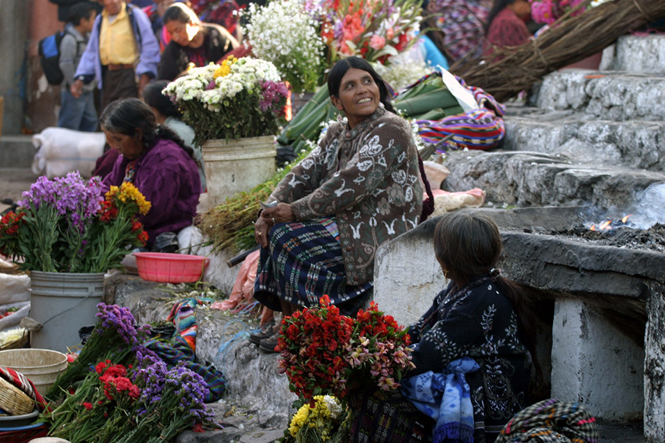 guatemala/chichi_selling_flowers_2