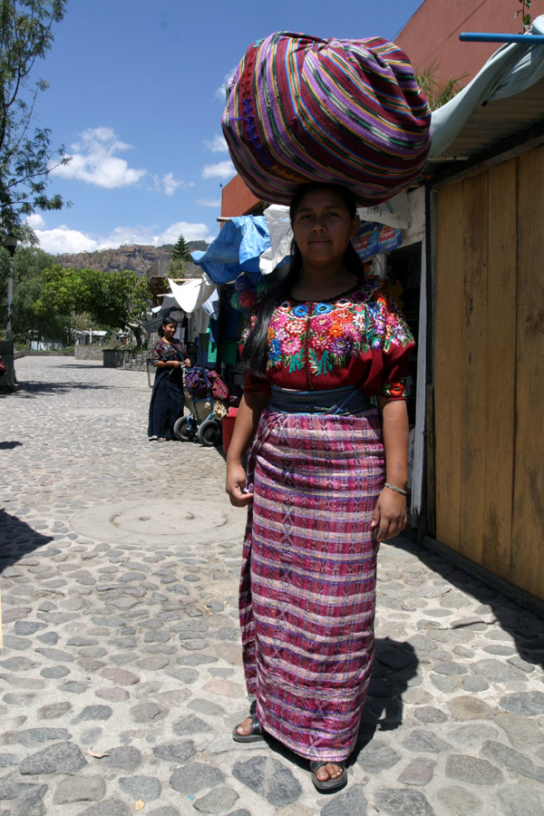guatemala/panajachel_lady_bag_on_head