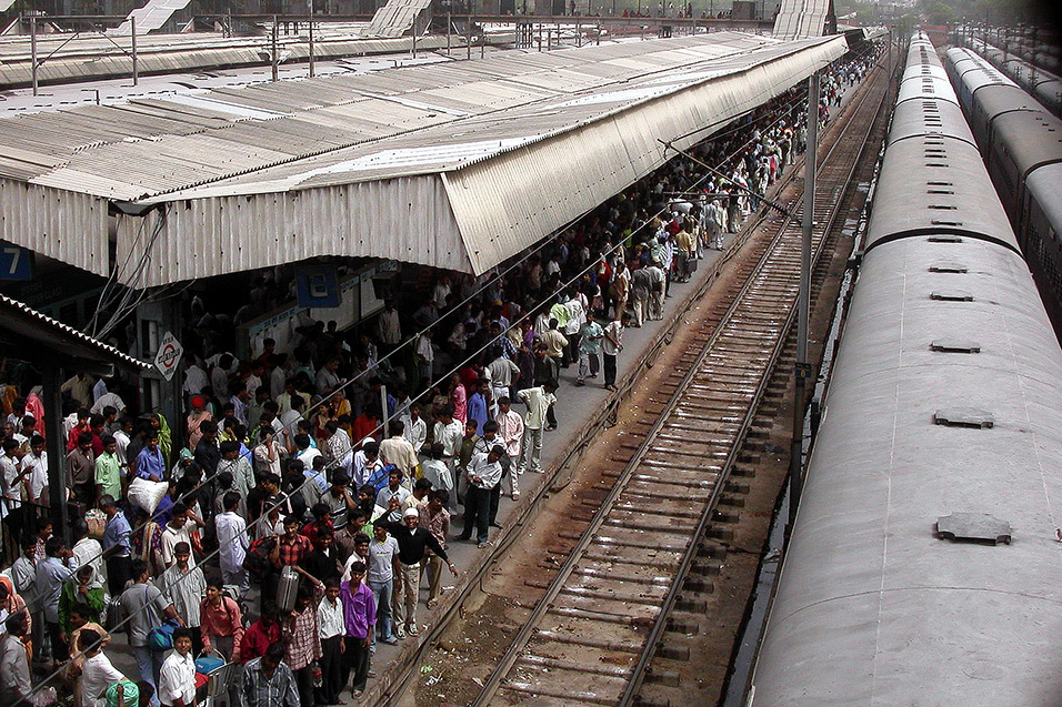 india/delhi_train_crowd