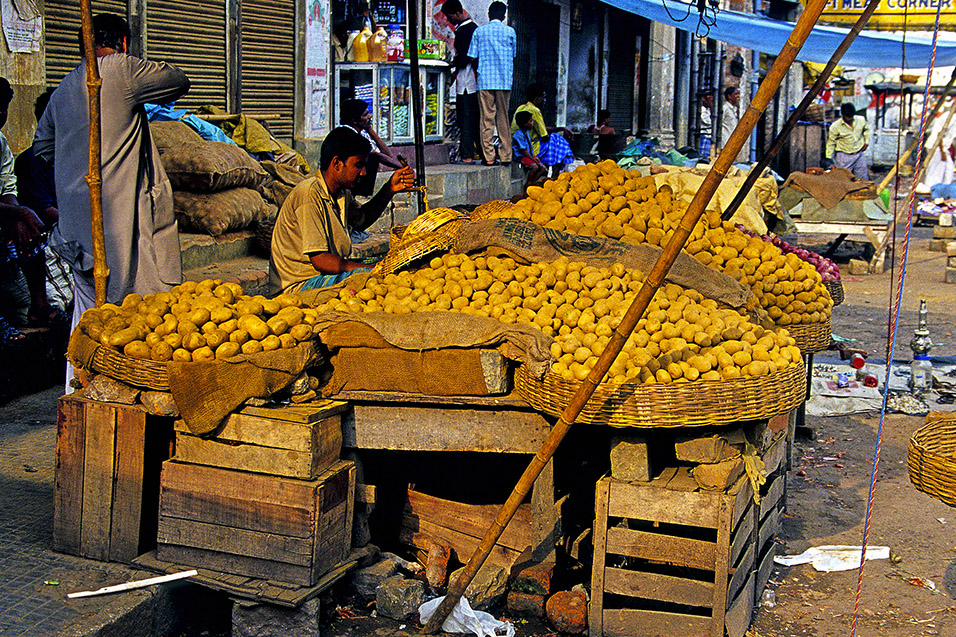 india/kolkata_selling_potatoes_dee